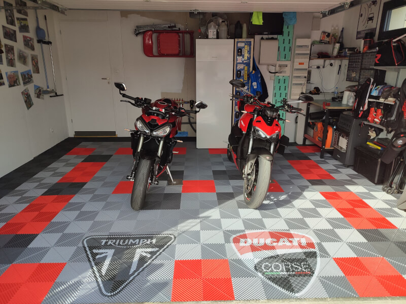 Dalles de sol de garage avec logos personnalisés SquareFLOOR